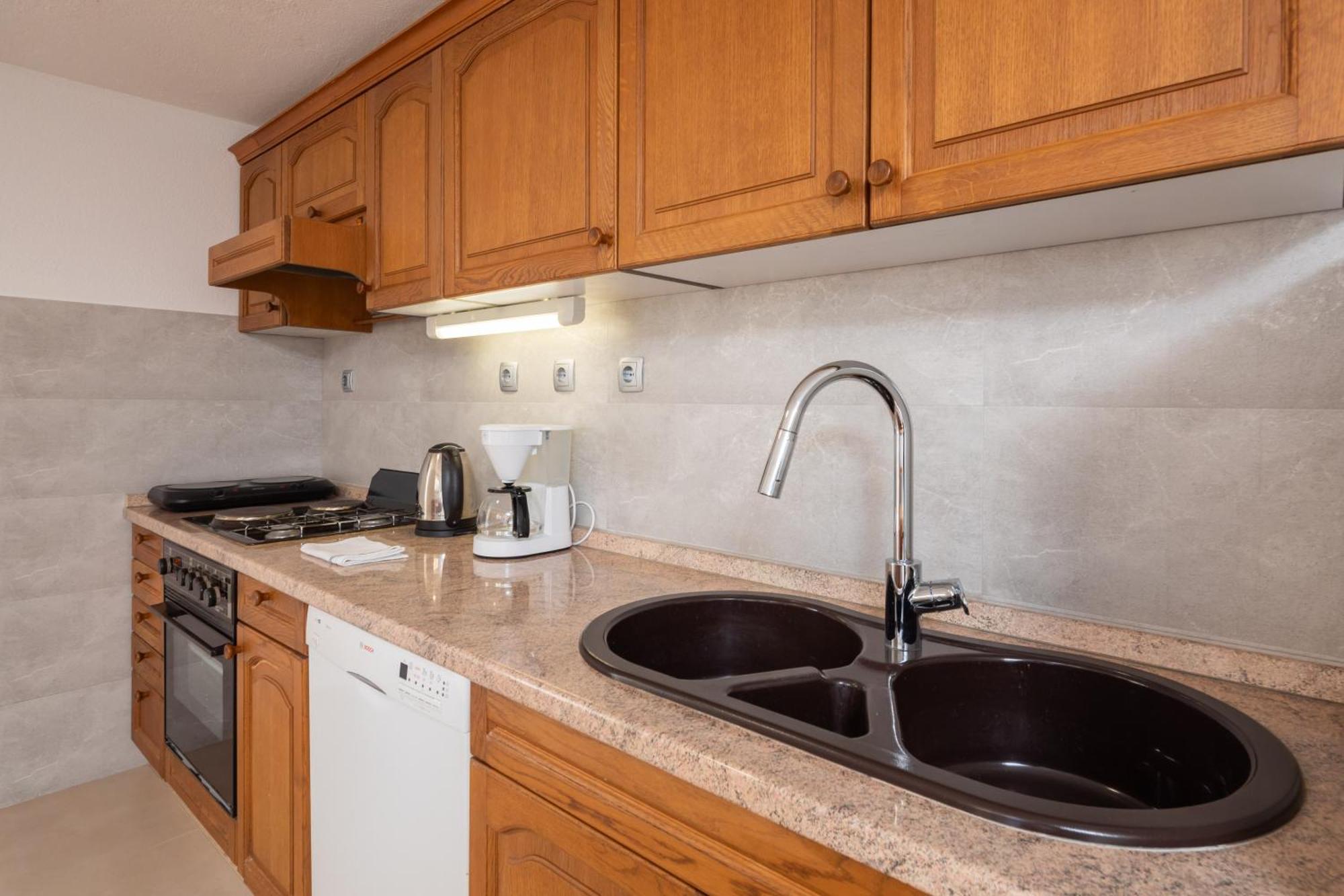Sunshine Suites Омиш Экстерьер фото